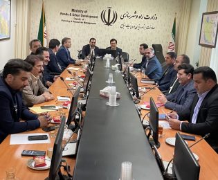 با پیگیری‌ دکتر سالاری نماینده محترم مجلس شورای اسلامی و در جهت رفع مشکلات شهرداری‌ها، جلساتی با معاون محترم برنامه‌ریزی و مدیریت منابع وزارت راه‌و شهرسازی و معاون محترم وزیر کشور و رئیس سازمان شهرداری‌ها و دهیاری‌های کشور با حضور شهرداران حوزه انتخابیه برگزار شد، مشکلات و کمبودهای شهرداری ها در این جلسات مورد بررسی قرار گرفت و دستورات لازم جهت رفع آنها توسط معاونین وزرای محترم کشور و راه و شهرسازی داده شد .